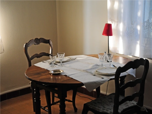 Tables dressée dans la salle à manger linge brodé - Villa Gaia Hotel de charme et jardin – Digne-les-Bains en Haute Provence (5)