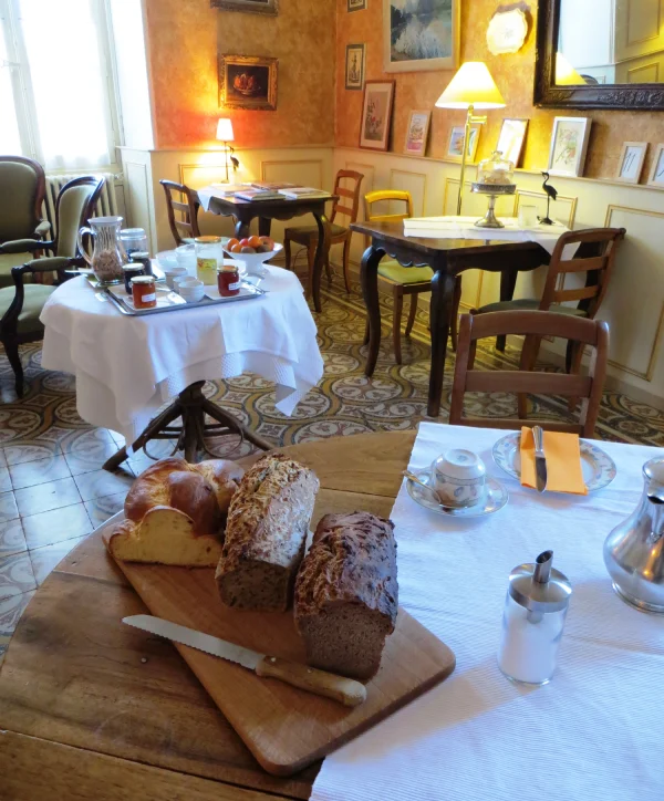 le petit-déjeuner au salon - Villa Gaia Hotel de charme et jardin – Digne-les-Bains en Haute Provence