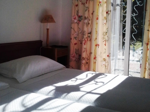 lits éclairés par la lumière du soleil la chambre jardin - Villa Gaia Hotel de charme et jardin – Gaubert en Haute Provence (5)